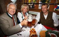 FUSSBALL 1. BUNDESLIGA: Bayern besucht das Oktoberfest