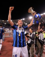 FUSSBALL SERIE A:  JUBEL mit POKAL Lucio (Inter Mailand)