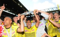 Fussball 1. Bundesliga :  Dede, Antonio da Silva, Torwart Roman Weidenfeller, Sven Bender  (v. li., Borussia Dortmund)jubeln mit Schale