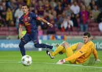 FUSSBALL INTERNATIONAL CHL 12/13:  Alexis Sanchez (li, Barca) gegen Torwart Fraser Forster (Celtic)