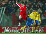 Fussball 2. Bundesliga: Oberhausen - Karlsruhe, Zweikampf