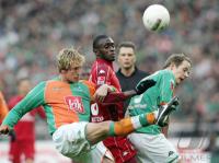 Fussball 1. Bundesliga: Bremen - Kaiserslautern, Zweikampf
