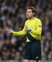 FUSSBALL INTERNATIONAL CHL ACHTELFINALE 12/13: Schiedsrichter Brych (Deutschland)