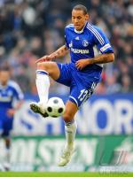 FUSSBALL 1. BUNDESLIGA: Schalke, JONES Einzelaktion