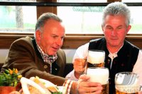FUSSBALL 1. BUNDESLIGA: Vorstandsvorsitzender Karl Heinz Rummenigge und Trainer Jupp Heynckes (v. li)