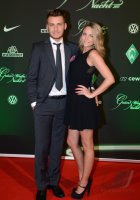 Fussball, 1. Bundesliga Saison 2012/2013: Tom Trybull posiert mit Begleitung