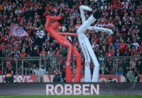 Fussball 1. Bundesliga, Saison 2012/2013:  Fankurve des FC Bayern Muenchen mit einer Werbebande davor, Arjen Robben