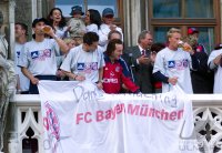 Fussball:  Das Team mit Banner DANKE UNTERHACHING