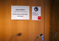 Hinweis auf die Maskenpflicht im Tuebinger Rathaus