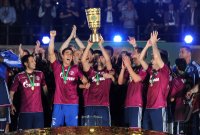 Fussball: DFB Pokal Finale:  Jubel  mit POKAL Danilo Avelar , Raul , Benedikt Hoewedes (v. li., FC Schalke 04)