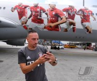 Fussball Audi Football Summer Tour USA 2016 FC Bayern Muenchen; Franck Ribery mit FCB Flieger