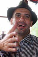 FUSSBALL 1. BUNDESLIGA 13/14:  Trainer Pep Guardiola mit Trachtenhut