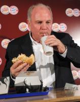 FC Bayern Muenchen Manager Uli Hoeness bei Burger King