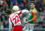 Fussball 1. Bundesliga: Bremen - Koeln, Zweikampf
