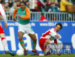 Fussball 1. Bundesliga: Bremen - Koeln, Zweikampf