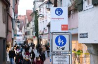 Corona-Krise: Hinweisschild zur Maskenpflicht in der Tuebinger Fussgaengerzone