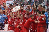Fussball, 1. Bundesliga  Saison 13/14: Jubel FC Bayern Muenchen mit Schale