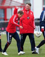 Fussball 1. Bundesliga : Trainer Louis van Gaal und  Philipp Lahm  (v. re, FCB)