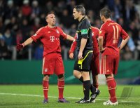 Fussball DFB Pokal 11/12 : Franck Ribery (FC Bayern Muenchen) mit Schiedsrichter Michael Weiner
