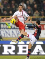 FUSSBALL SERIE A:  Zlatan Ibrahimovic (li, AC Mailand) gegen Archimede Morleo (FC Bologna)