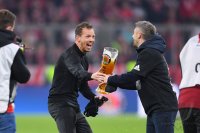 Fussball 1. Bundesliga Saison 21/22: JUBEL FC Bayern Muenchen feiert die 32. Meisterschaft