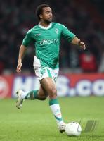 Fussball UEEA CUP Bremen, OWOMOYELA Einzelaktion