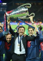 Fussball Champions League Finale 2015: JUBEL Trainer Luis Enrique (Barca) mit CHL Pokal