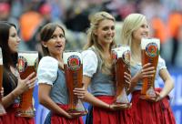 Fussball 1. Bundesliga : Paulaner BIERDAMEN, WEISSBIER MAEDELS
