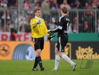 Fussball DFB Pokal 10/11 :  Torwart  Kraft (FC Bayern Muenchen) und Torwart Neuer (FC Schalke 04)