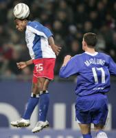 Fussball 1. Bundesliga: Hamburg - Berlin, Zweikampf