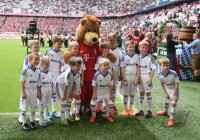 Fussball 1. Bundesliga Saison 14/15: FC Bayern Maskottchen Berni mit Audi Einlaufkids