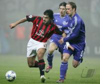 Fussball UCL: Mailand - Schalke, Zweikampf