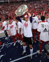 Fussball 1. Bundesliga: Jubel mit Meisterschale, Torwart Hans Joerg Butt (FCB)