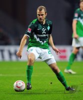 Fussball: 1. Bundesliga Saison 2010/2011: Werder Bremen, JENSEN am Ball