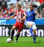 1. Fussball Bundesliga: Toni Kroos (FC Bayern Muenchen) gegen Harald Cerny (re, Fitness First Winterstars)