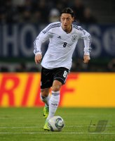 FUSSBALL INTERNATIONAL: Deutschland, OEZIL am Ball