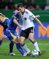 Fussball International EM 2012-Qualifikation: Renat Abdulin (li, Kasachstan) gegen Miroslav KLOSE (re, Deutschland)