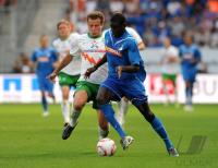 Fussball 1. Bundesliga : Philipp Bargfrede (li, SV Werder Bremen) gegen Demba Ba (re, TSG 1899 Hoffenheim)