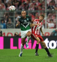Fussball 1. Bundesliga &Atilde;Saison 2010/2011: Mikael Silvestre (li, SV Werder Bremen)   gegen Thomas Mueller (re, FC Bayern Muenchen)