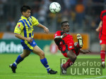 Fussball - DFB-Pokal: Braunschweig - Reutlingen, Zweikampf