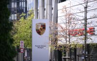 Werbeschild des Porsche Zentrum Stuttgart