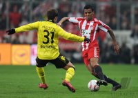 Fussball 1. Bundesliga : Mario Goetze (li, Borussia Dortmund) gegen Luiz Gustavo (re, FC Bayern Muenchen)