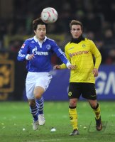Fussball 1. Bundesliga : Hao Junmin (li, FC Schalke 04) gegen Mario Goetze (re, Borussia Dortmund)