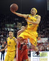 Basketball 1. Bundesliga 2011/2012:  Chevon Troutman (li, FC Bayern Muenchen) gegen DaShaun Wood (Alba Berlin)