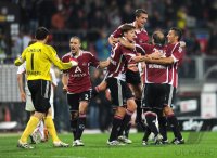 Fussball 1. Bundesliga : Jubel Torwart Raphael Schaefer, Timmy Simons, Jens Hegeler, Javier Pinola  (v. li., 1 FC Nuernberg)