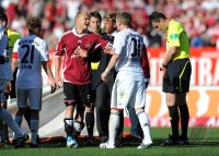 Fussball 1. Bundesliga : Nach dem Spiel bekommt Arjen Robben (NICHT AUF DEM BILD, FC Bayern Muenchen) von Schri Knut Kircher  ( re, im Bild) die ROTE KARTE, Diskusion mit Philipp Lahm (FC Bayern Muenchen) Andreas Wolf (1 FC Nuernberg) Bastian Schweinsteig