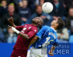 Fussball 1. Bundesliga: Bochum - Lautern, Zweikampf
