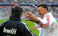 FUSSBALL Testspiel : Trainer Jose Mourinho (li, Real Madrid) mit Trainer Louis van Gaal (re, FC Bayern Muenchen)