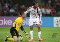 FUSSBALL INTERNATIONAL  CHL Viertelfinale 11/12: Torwart Victor Valdes  (li, Barca) gegen Robinho (AC Mailand)