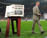 Fussball CHL  Saison 2011/2012:  FC Bayern CHRONIK 111 Jahre mit Vorstandsvorsitzender Karl Heinz Rummenigge (FC Bayern Muenchen)